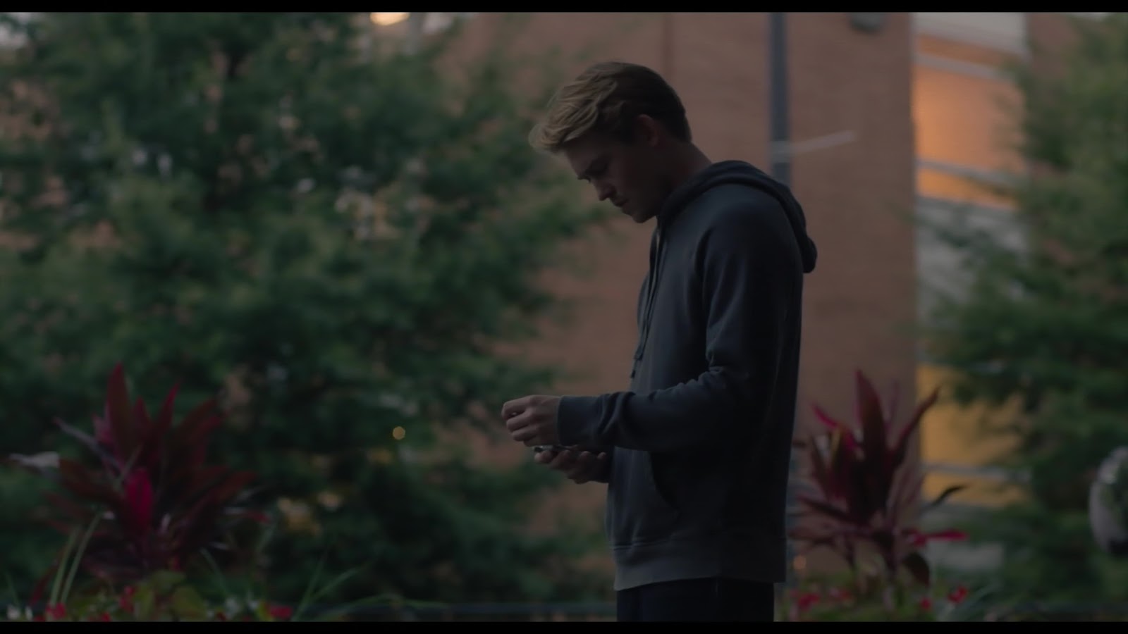Films Et Séries Tv Avec Joe Alwyn ausCAPS: Joe Alwyn and Lucas Hedges shirtless in Boy Erased