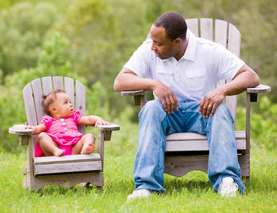 father and the girl chil looking at each other