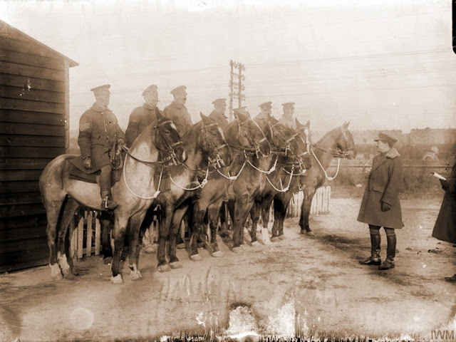 Солдаты из корпуса военной полиции верхом. Лагерь в Этапле, декабрь 1916 года
