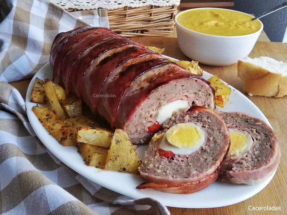 Rollo de carne picada relleno, de salsa y patatas Caceroladas