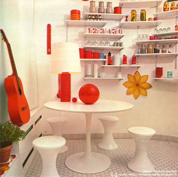 Appartement d'Yvaral (Jean-Pierre Vasarely) Krusnik Lit en plastique moulé de Marc Held, sculpture de Francisco Sobrino Appartement d'Yvaral (Jean-Pierre Vasarely) Krusnik Lit en plastique moulé de Marc Held, sculpture de Francisco Sobrino