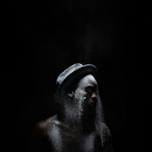 Proyecto Metamorphosis (2015) por Mohau Modisakeng | hombre y polvo en claroscuro | bonitas fotos cool
