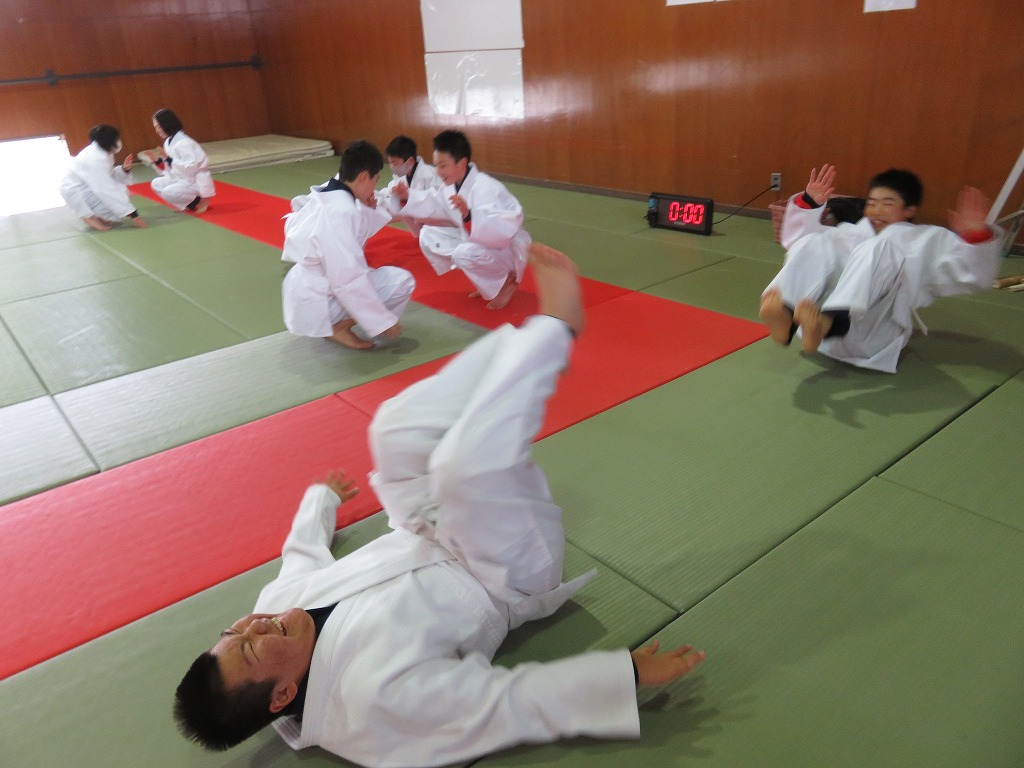 井川義務教育学校 11月24日 柔道受け身 7年