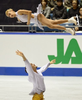 Tatiana Volosozhar og Maxim Trankov (RUS) udfører deres lange program ved NHK Trophy 2013