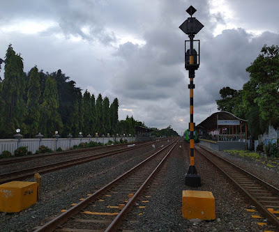 foto-rel-kereta-api-di-depan-bandara-adi-sucipto-yogyakarta