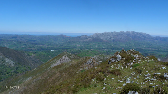Sierra del Sueve desde El Pico Torre - Piloña - Asturias Sierra del Sueve desde El Pico Torre - Piloña - Asturias