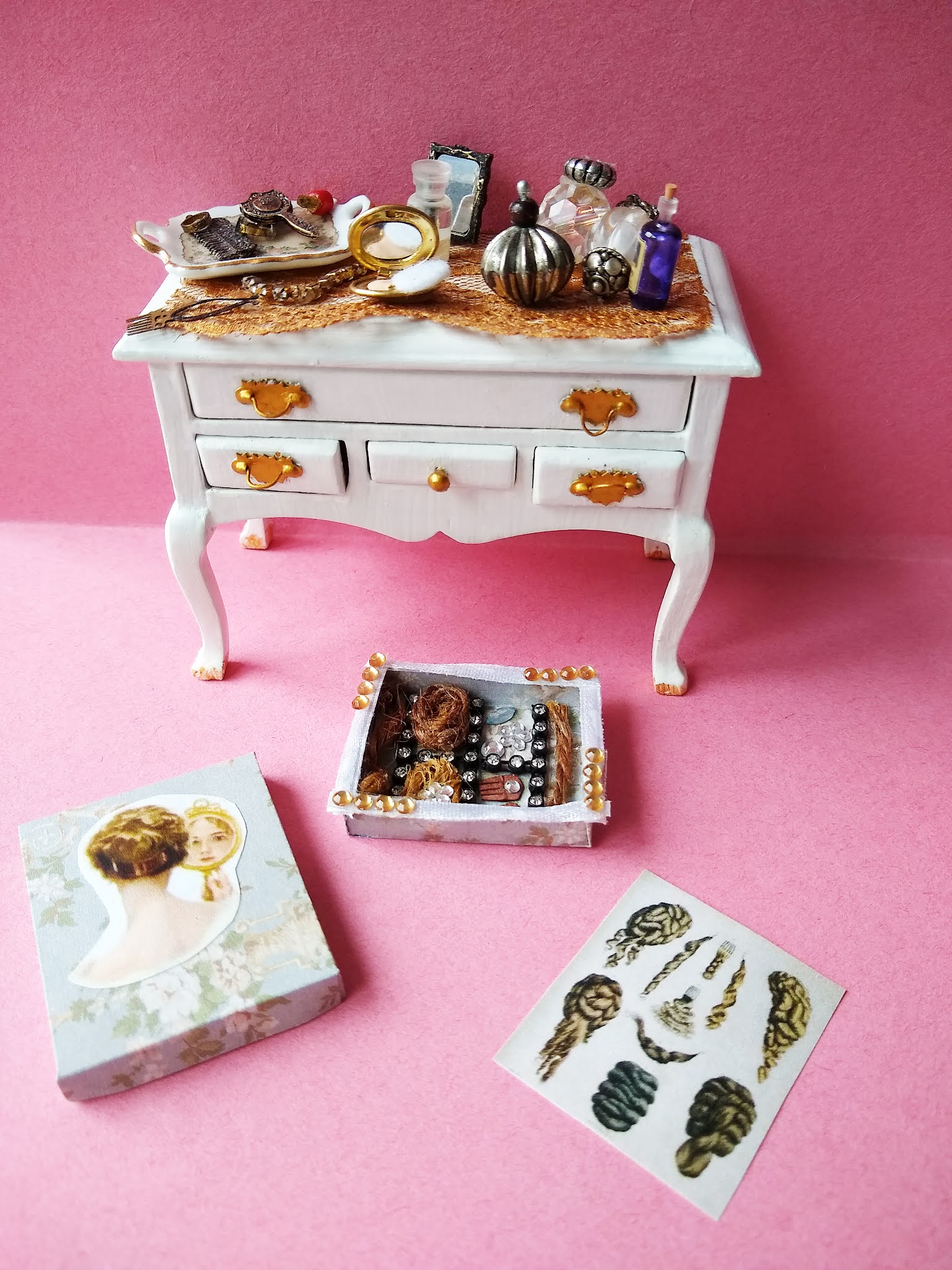 All about dollhouses and miniatures