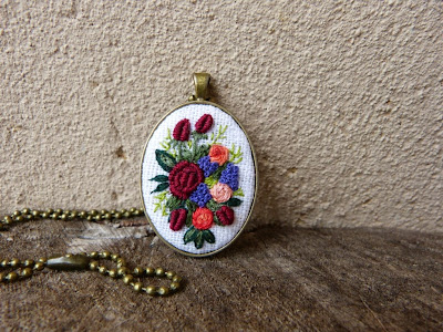 haft rococo, embroidered pendant, haftowane róże, haftowany naszyjnik, naszyjnik z haftem, embroidered jewerly, naszyjnik vintage, medalion z haftem, handmade jewerly, embroidered necklace, vintage jewerly, biżuteria retro
