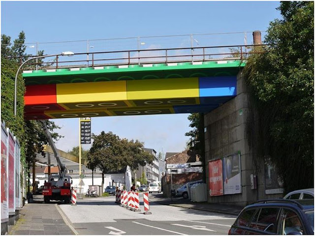Artista de rua pinta uma ponte na Alemanha para se parecer com tijolos LEGO