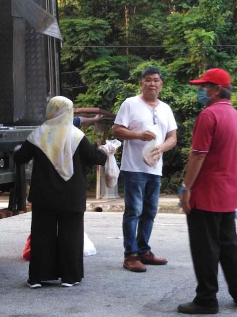 Volunteer MVM Agihan Ayam Syawal Bersama Uncle Kentang