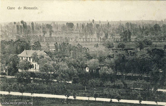 Железничката станица гледана од Тумбе Кафе на разгледница од 1910 година. Испратена во Франција, на 16 ноември 1910 година.