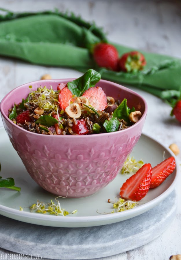 ENSALADA DE ARROZ SALVAJE EN BOL ROSA, PLATO VERDE, FONDO BLANCO Y TRAPO VERDE, HOJAS DE ESPINACA Y FRESAS