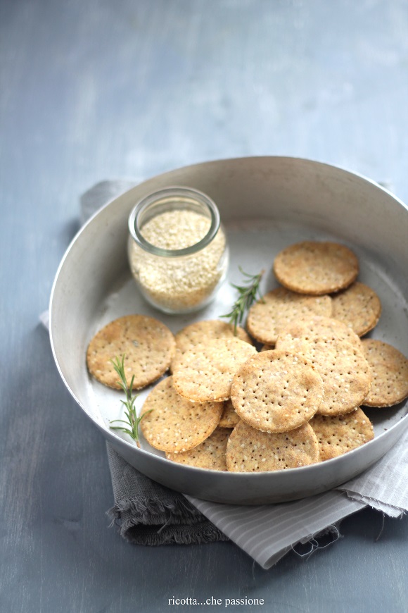 crackers  integrali all'acqua con ceci e sesamo