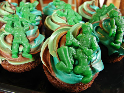 5 Minute Fancy Frosting Tutorial from @KatrinasKitchen