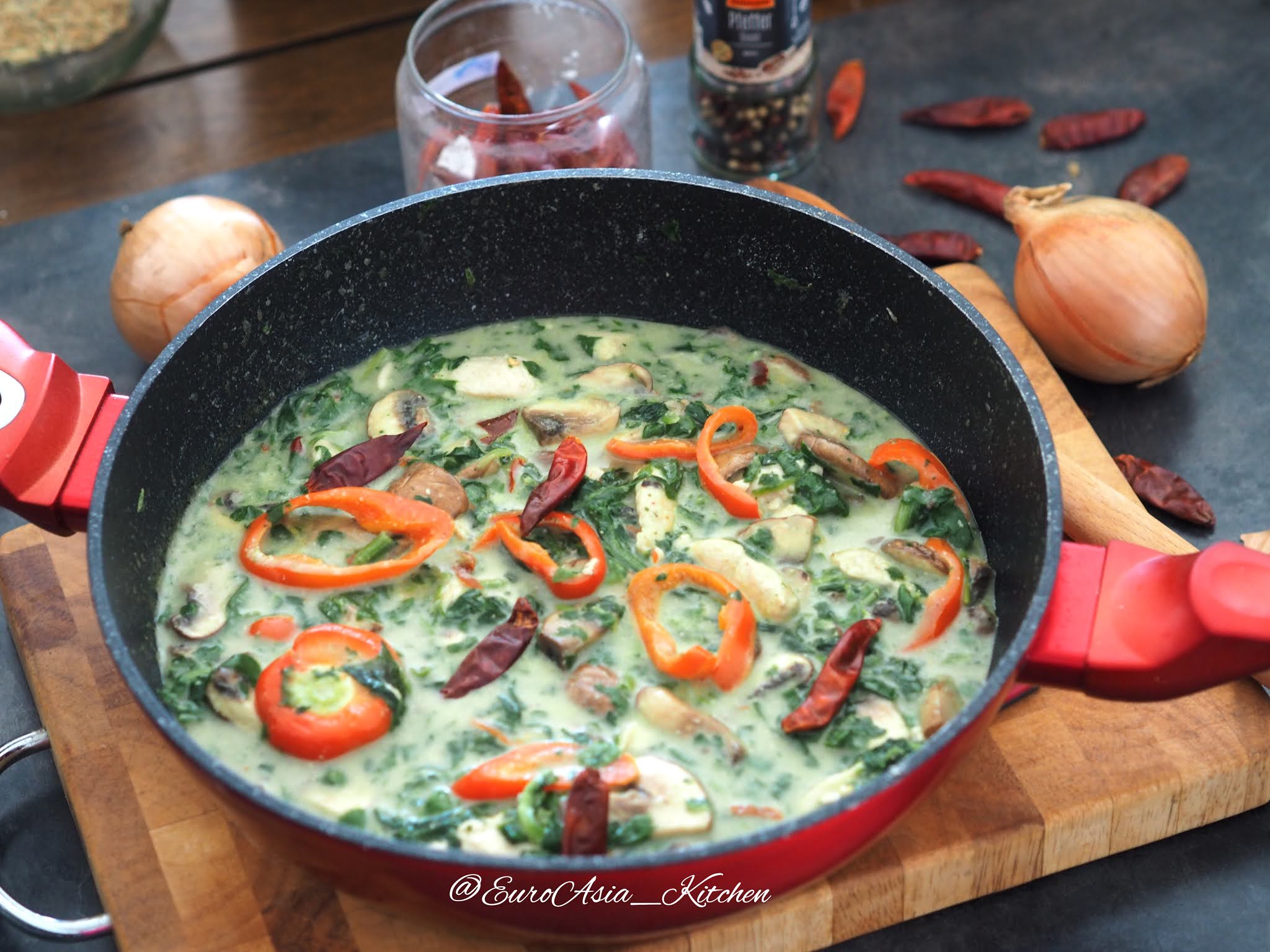 SHREDDED CHICKEN WITH SPINACH & MUSHROOM IN CREAMY SAUCE | EuroAsia