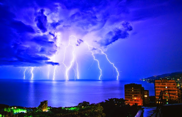 البرق والرعد والصواعق ومانع الصواعق