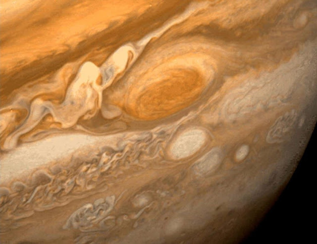 Атмосфера Юпитера — не лучшее место для фотосинтеза. Солнечной энергии на единицу площади поступает в 30 раз меньше. Кроме того, свет почти не проникает сквозь верхний, состоящий из аммиачного льда слой облаков.