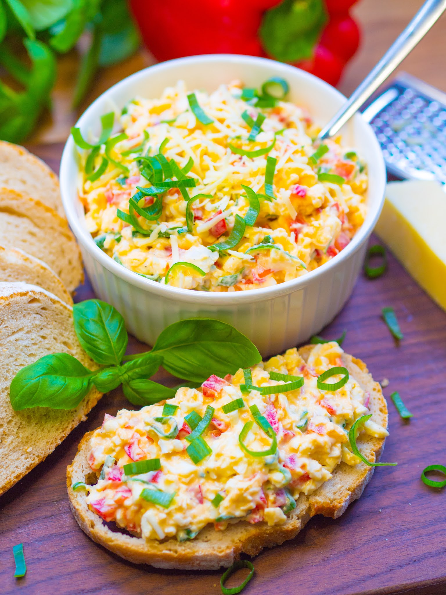 Szefowa w swojej kuchni. ;) Pasta jajeczna z papryką i serem cheddar