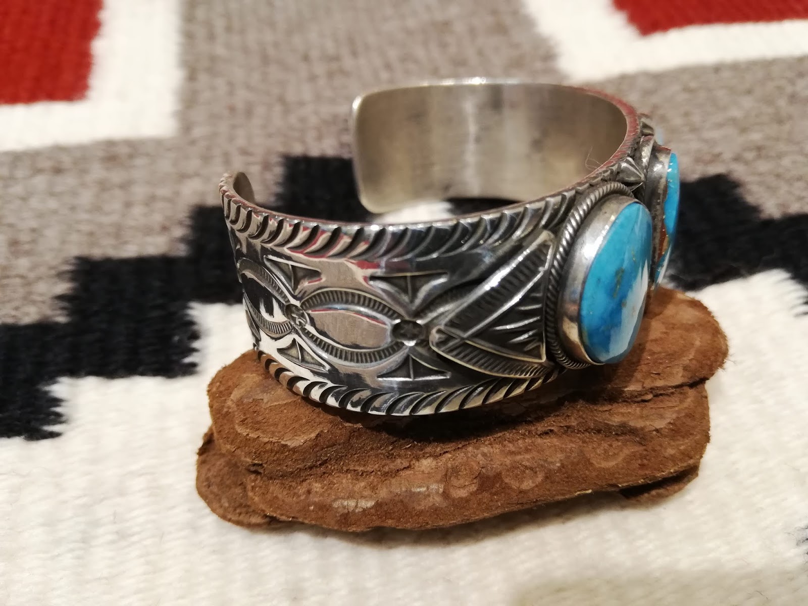 LEFT: NAVAJO 族のGary ReevesさんとBo Reeves さんのジュエリー