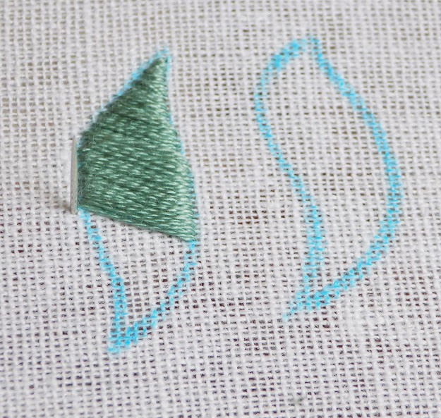 Sau khi hoàn thành một bên, bắt đầu thêu nữa còn lại