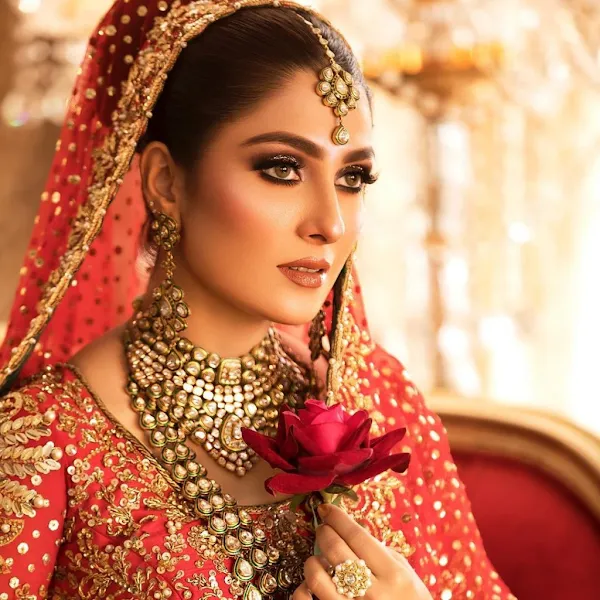 Ayeza Khan looks stunning in dazzling traditional deep red bridal gown by Nomi Ansari Ayeza Khan looks stunning in dazzling traditional deep red bridal gown by Nomi Ansari