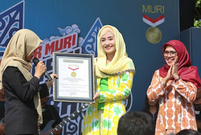 Rekor MURI Kenakan Kain Shibori Terbanyak Dipecahkan di Kabupaten Trenggalek