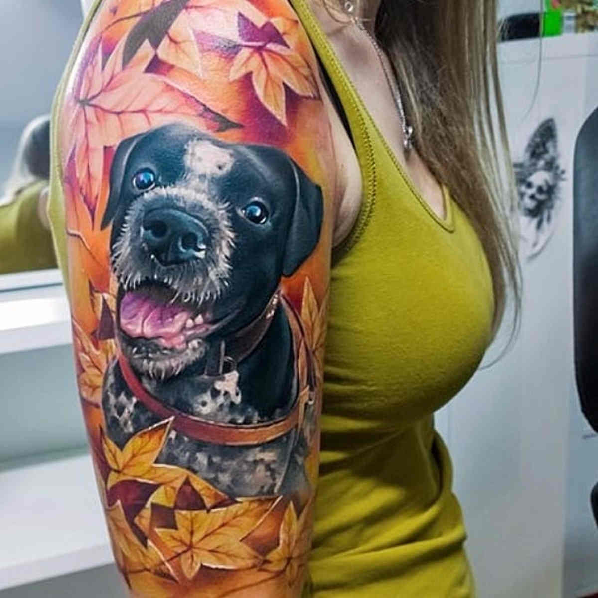 Vemos a una modelo con el tatuaje de su perrito en vivos colores en el hombro