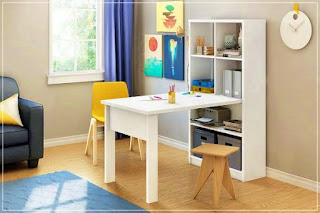 Hvit minimalistisk skrivebord