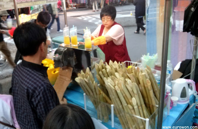 Vendiendo limonada y zumo de caña de azúcar en las calles de Seúl