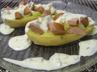  <strong>Patatas rellenas</strong> de salchicha de frankfurt y salsa de pepinillos 