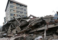 Ecuadorian president blames shoddy construction for rising quake death toll 