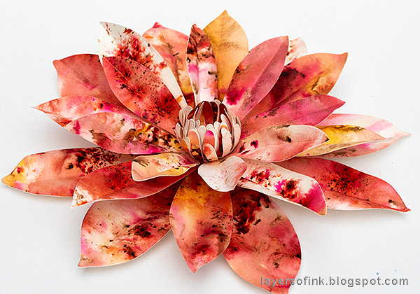 Layers of ink - DIY Dahlia Paper Flowers Tutorial by Anna-Karin Evaldsson with Sizzix David Tutera dies.