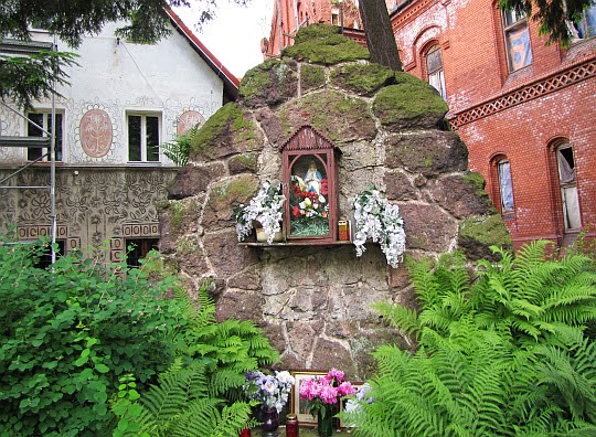 Kapliczka przy ruinach Sanatorium Brehmera w Sokołowsku.