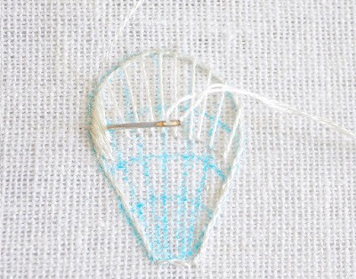 Tiến hành thêu đâm xô lấp đầy khoản trống