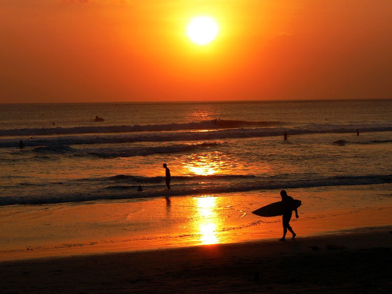 Pantai Kuta Bali 27 Objek Wisata di Bali yang Wajib Dikunjungi