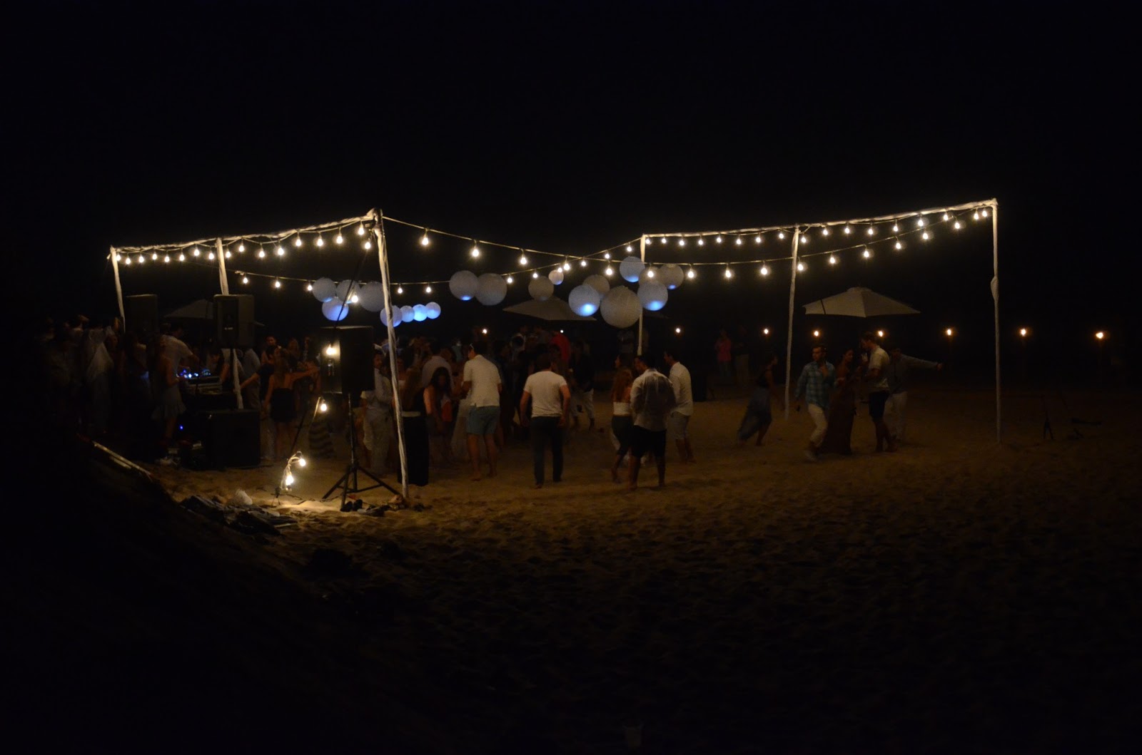 Universal Light And Sound Atlantic Avenue Beach Amagansett Ny 1 150 White Cafe Bistro String Lights W Dimmer 2 Full Range Speakers Stands Mackie Multi Channel Mixer Honda Eu2000ia Super Quiet Generator