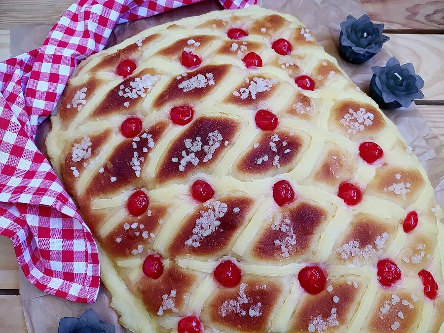 Coca de San Juan. Receta de Xavier Barriga típica de la festividad de San Joan. Verano, hogueras, postre, crema pastelera, tierno, esponjoso, masa, brioche, panificadora, guindas, cerezas. Horno. Cuca