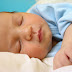 Bebê de 16 dias morre após dormir com os pais e um irmão na mesma cama