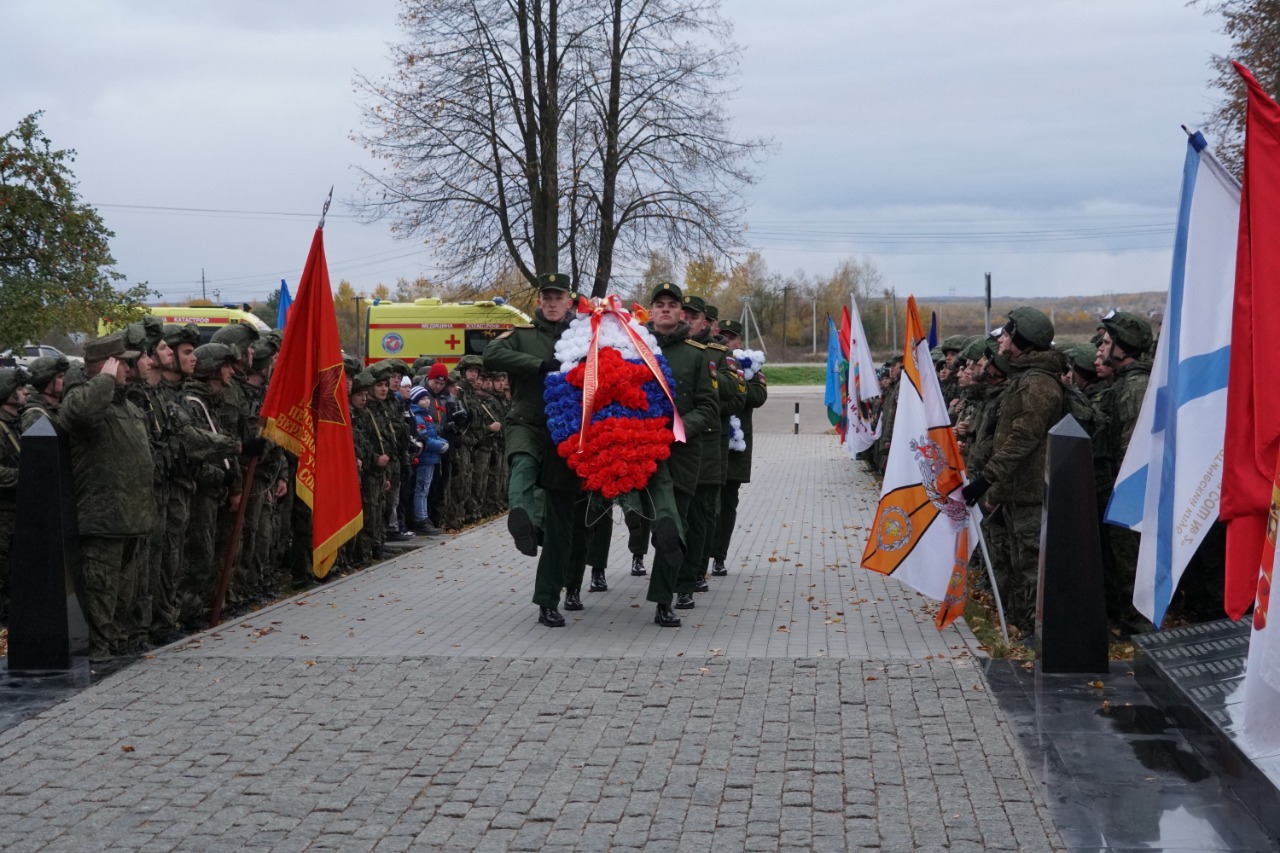 Марш кремлевских курсантов. Памятник Кремлёвским курсантам 1941. Кремлевским курсантам 1941 года посвящается. Фото с марша кремлевских курсантов 2019