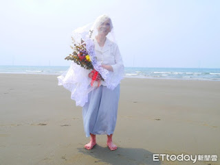 「一生從未看過海」，苗栗山城嬤帶著亡夫照，到海灘拍婚紗圓夢，畫面令人動容！