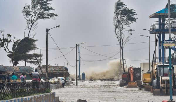 चक्रवात यास बंगाल में 3 लाख घर उजड़े, 1 करोड़ लोग प्रभावित, अब ओडिशा में बारिश और तूफानी हवाओं का असर