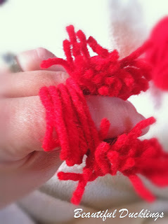 How to Make a Messy Pom Pom Using Your Hands photo tutorial