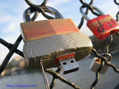 Bí ẩn đằng sau những USB cắm vào tường trên đường phố I Sơn Blog
