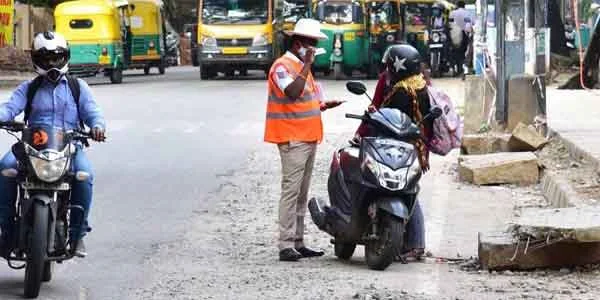News, National, India, Bangalore, Bike, Travel, Traffic, Traffic Law, Fine, Police, Scooterist slapped with Rs 42,500 fine for 77 traffic violations does his math and walks away!