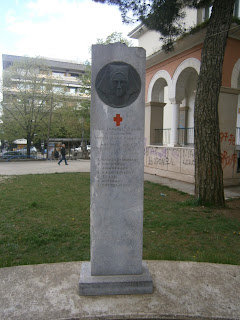 το μνημείο του Ερυθρού Σταυρού στη νέα Ζωσιμαία Παιδαγωγική Ακαδημία Ιωαννίνων