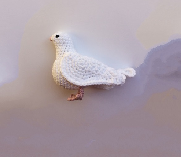 вязаный голубь. вязание крючком голубя. вязаный голубь. валентинки голуби крючком. мастер класс вязаный белый голубь.