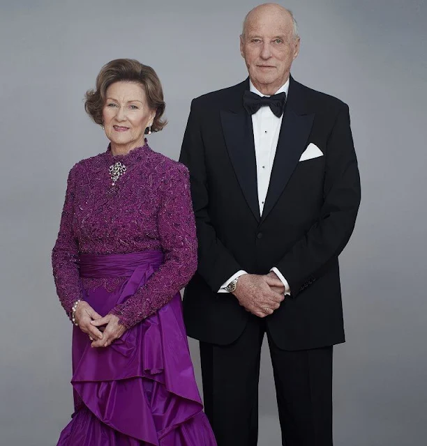 Queen Sonja wore a purple lace satin gown, and pearl brooch and pearls earrings