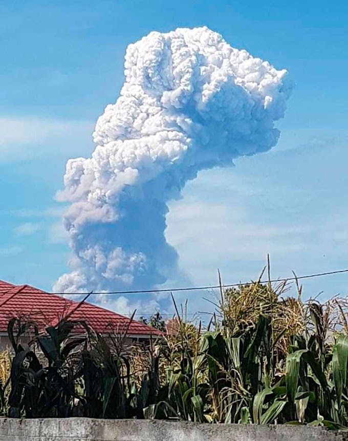 Vulcão Soputan entra em erupção na Indonésia já devastada