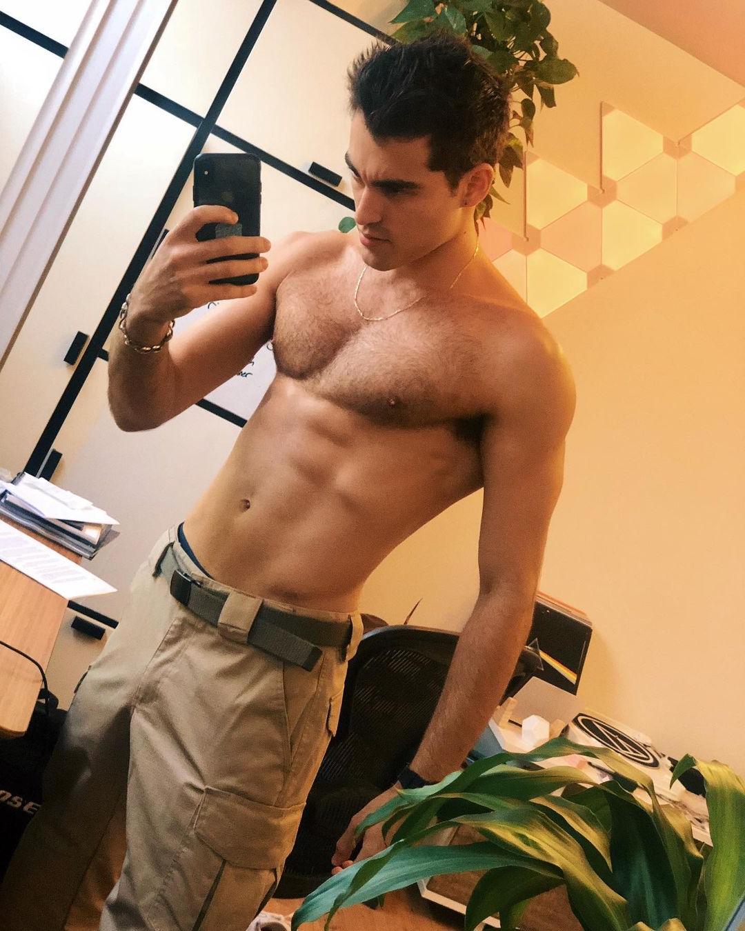 fit-hairy-bare-chest-hunk-blake-michael-selfie