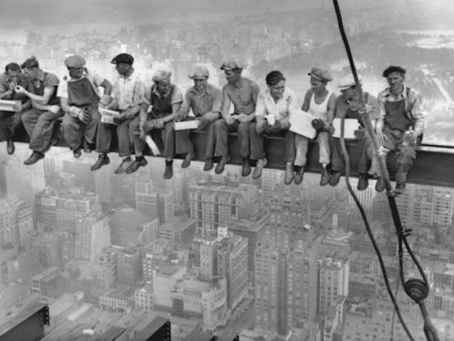 Pekerja konstruksi di New York makan siang bersama di ketinggian GE Building at Rockefeller Center.
